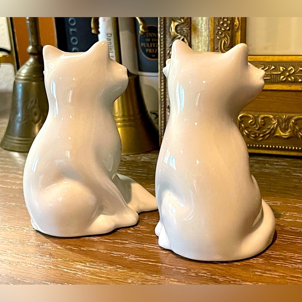 Fox Salt & Pepper Shakers white ceramic. Each fox is Approximately 2”x 3.5”. - Picture 7 of 7